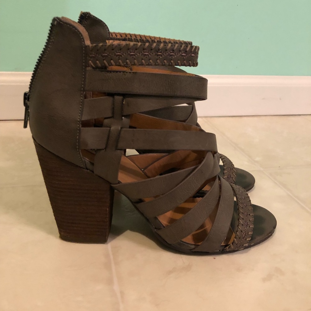 Sold ❌ strapy boutique sandals/ heels